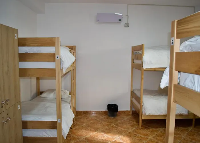 Hostel Me &